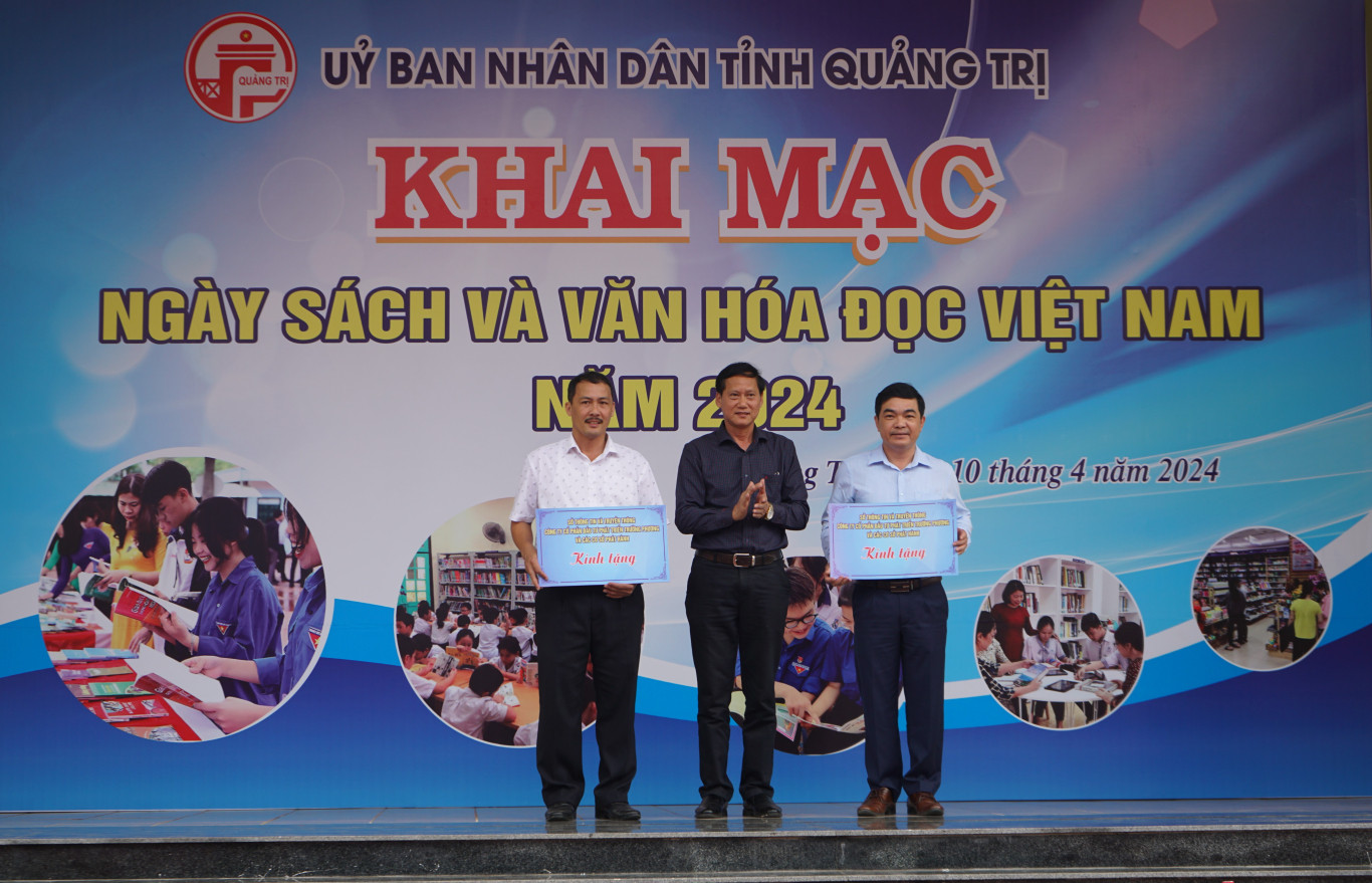 Sở Th&ocirc;ng tin v&agrave; Truyền th&ocirc;ng tặng s&aacute;ch cho c&aacute;c trường học tr&ecirc;n địa b&agrave;n tỉnh